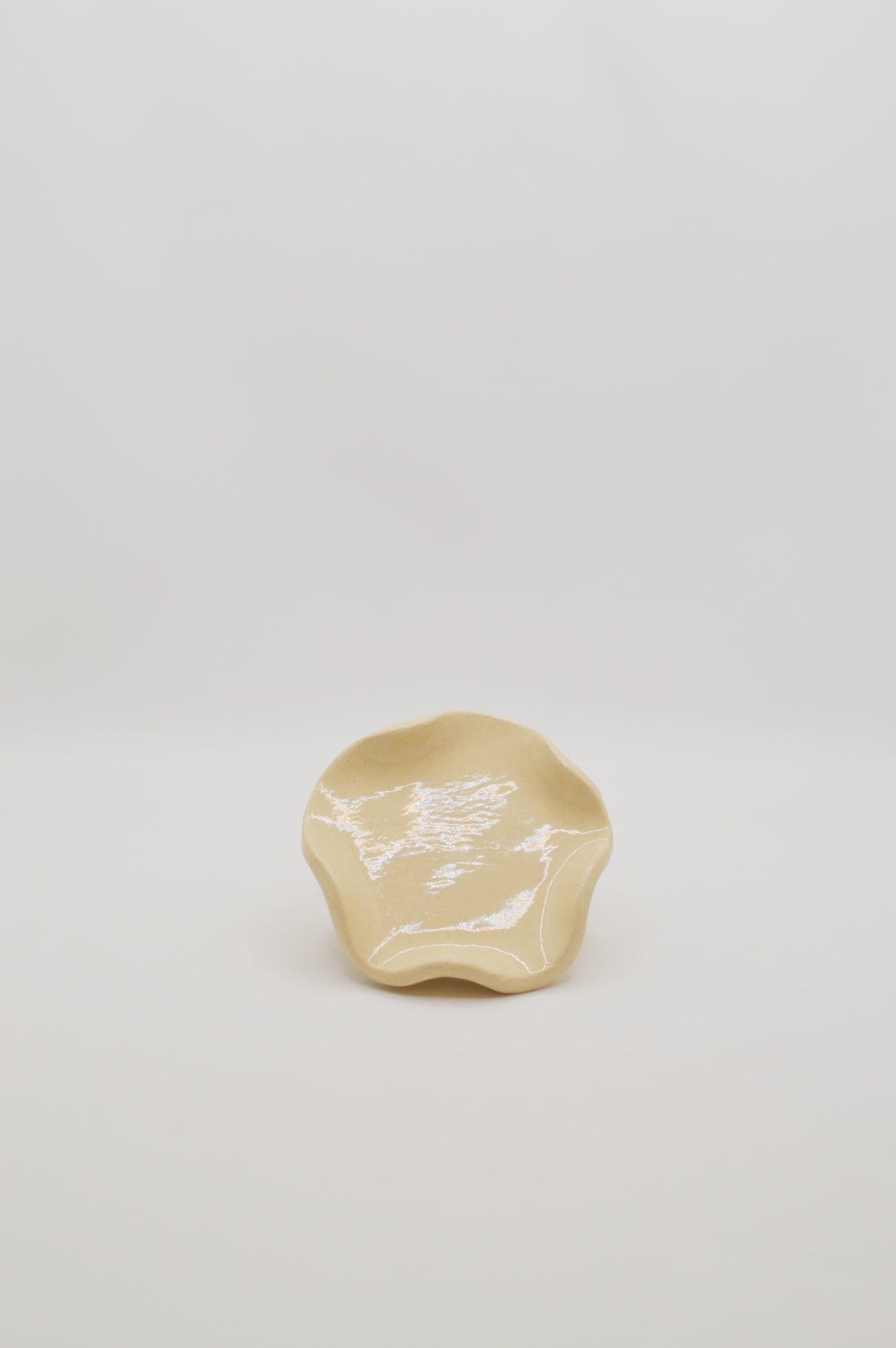 Mini assiette crème lisse ondulée