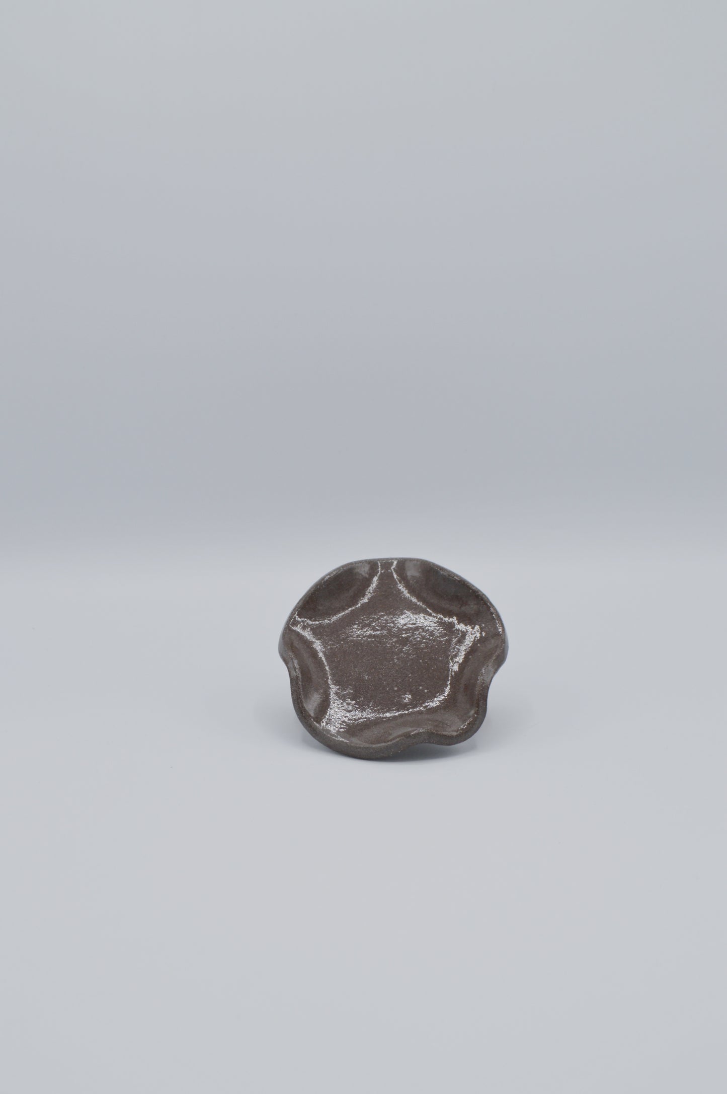 Mini assiette brune ondulée