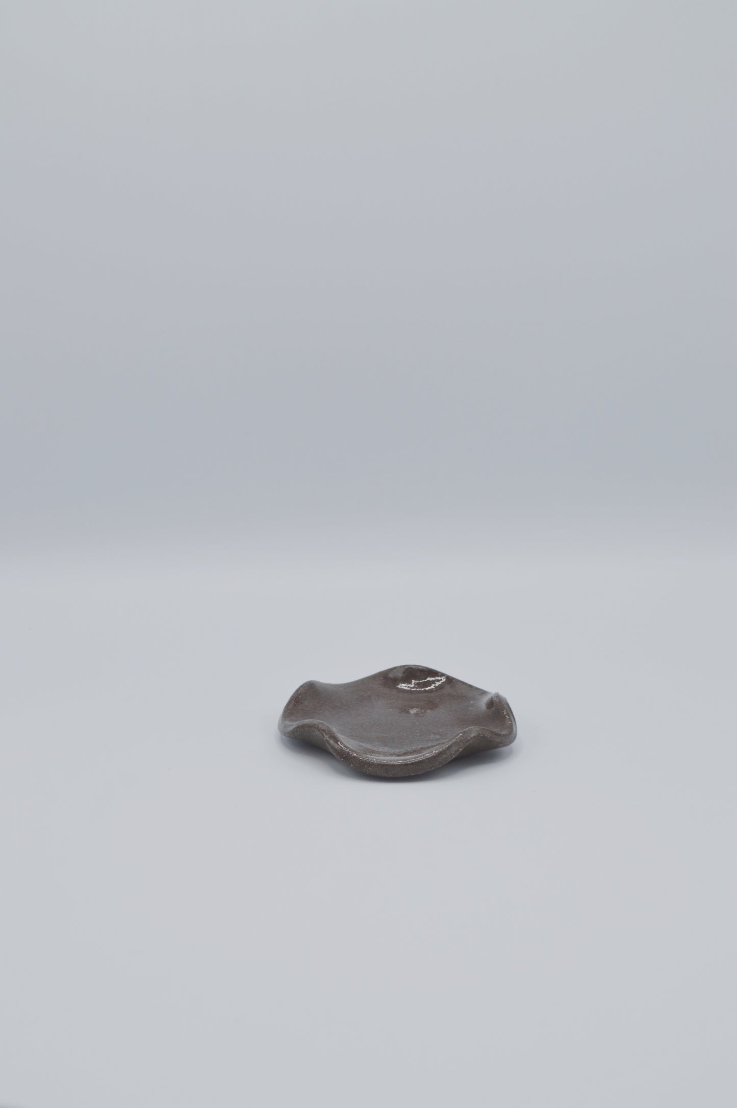 Mini assiette brune ondulée