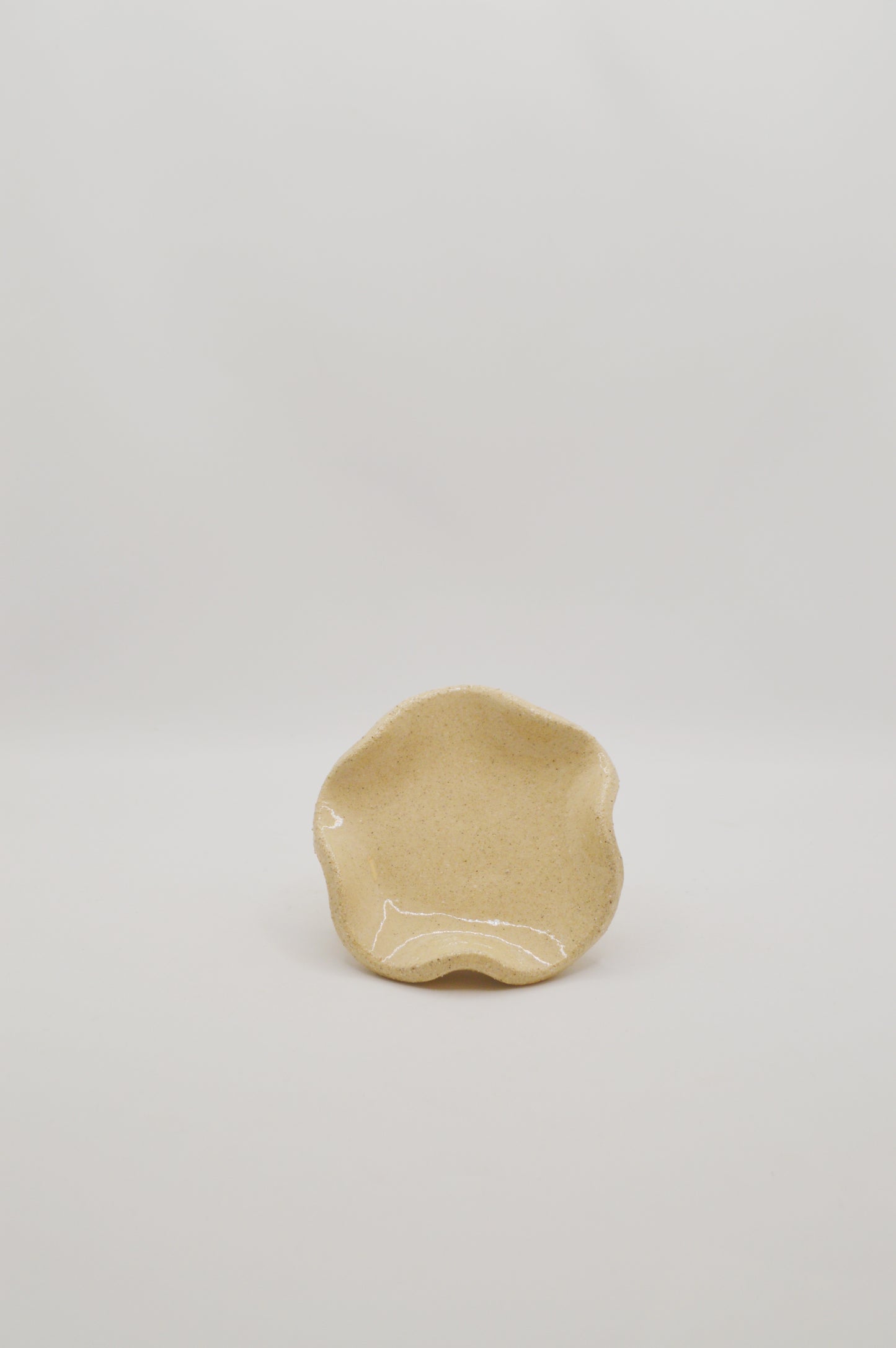 Mini assiette crème chamottée ondulée